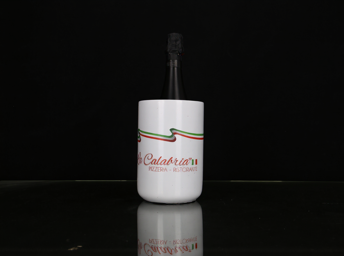 Flaschenkühler aus Beton mit Restaurant Logo und Speisekarte auf der Rückseite